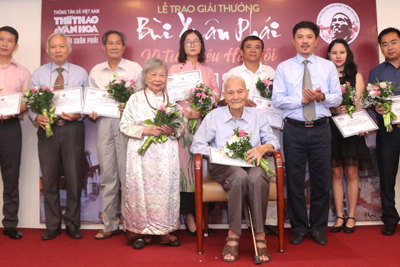 Ông giáo 96 tuổi Nguyễn Bá Đạm nhận giải thưởng lớn Vì tình yêu Hà Nội