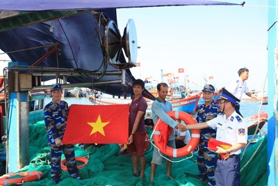 Cảnh sát biển đồng hành với ngư dân Lý Sơn