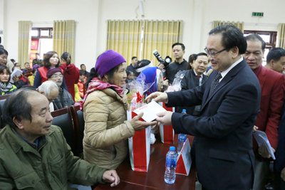 Bí thư Thành ủy Hoàng Trung Hải trao quà Tết tại huyện Ba Vì