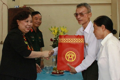 Chủ tịch HĐND TP Nguyễn Thị Bích Ngọc thăm, tặng quà các gia đình chính sách