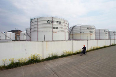 Giá dầu tăng mạnh nhờ triển vọng giải quyết bất đồng thương mại Mỹ - Trung
