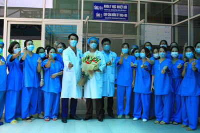 [Ảnh] Y, bác sĩ Đà Nẵng vui mừng ngày bệnh nhân Covid-19 cuối cùng xuất viện