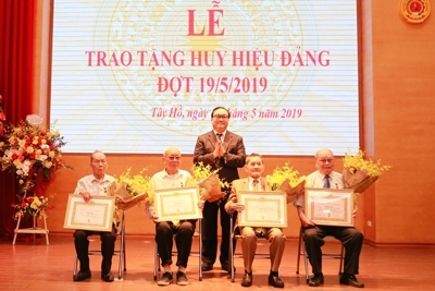Bí thư Thành ủy trao Huy hiệu Đảng cho đảng viên lão thành quận Tây Hồ