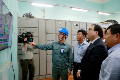 Bí thư Thành ủy Hoàng Trung Hải kiểm tra công tác phục Tết tại Công ty nước sạch Hà Nội