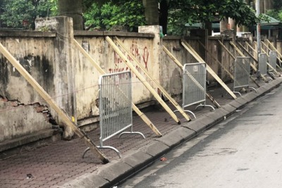 Ngày 31/5, tháo dỡ bức tường nghiêng tại phường Mai Dịch
