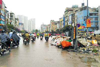 [Điểm nóng giao thông] Đường Trường Chinh ùn tắc vì rác thải tràn đường