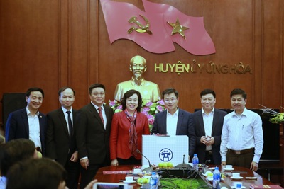 Phó Bí thư Thường trực Thành ủy Hà Nội trao quyết định công tác cán bộ tại Hoàn Kiếm, Ứng Hòa