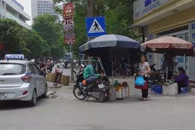 Cần xử lý dứt điểm hàng quán lấn chiếm vỉa hè ở phường Trung Tự