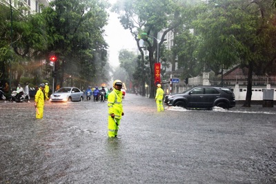 Đảm bảo trật tự an toàn giao thông mùa mưa bão: Tăng cường chốt trực, hạn chế rủi ro
