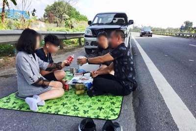 Tài xế mở tiệc trên cao tốc Nội Bài - Lào Cai bị tước bằng lái 2 tháng