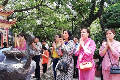 Hà Nội: Người dân tấp nập đi lễ Vu Lan báo hiếu
