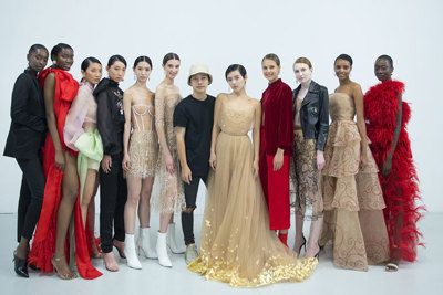 Khánh Linh diện váy mạ vàng 24k của Trần Hùng tại Tuần lễ thời trang London