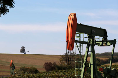 Giá dầu Brent phục hồi tăng hơn 2% sau cú sốc thuế quan