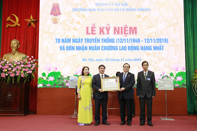 Trường Đào tạo cán bộ Lê Hồng Phong đón nhận Huân chương Lao động hạng Nhất