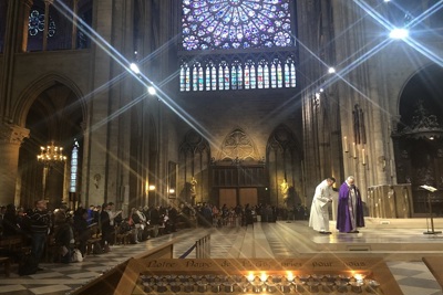Buổi thánh lễ cuối cùng trước khi Nhà thờ Đức Bà Paris bị bốc cháy dữ dội