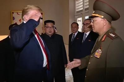 Tổng thống Trump chào kiểu "nhà binh" với tướng Triều Tiên gây tranh cãi