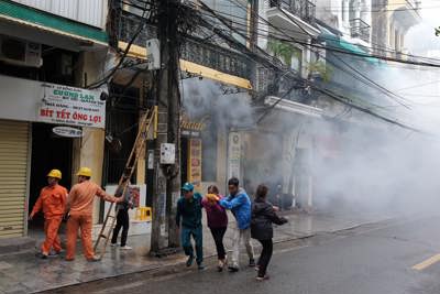 Hà Nội: Cháy giả định trên phố Hàng Buồm, nhiều người mắc kẹt được giải cứu