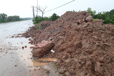 Đường gom Đại lộ Thăng Long lại ngập trong bùn đất