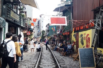 Bộ Giao thông nói gì về quán cà phê đường tàu ở Hà Nội?