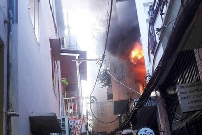 Căn nhà 5 tầng cháy dữ dội, 1 phụ nữ được cứu thoát