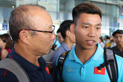 [Ảnh] Đội tuyển Việt Nam về nước với tấm HCB tại King's Cup 2019