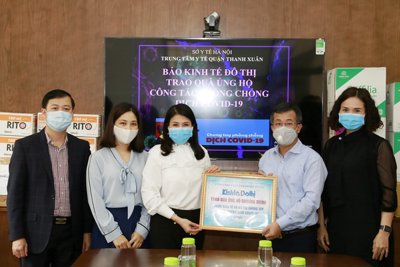Trung tâm Y tế quận Thanh Xuân tiếp nhận quà giúp phòng, chống dịch qua báo Kinh tế & Đô thị