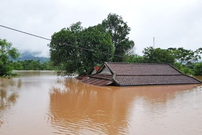 Hàng ngàn nhà dân ở miền Trung vẫn chìm trong nước lũ