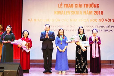 Giám đốc Học viện Nông nghiệp Việt Nam nhận Giải thưởng Kovalevskaia 2018