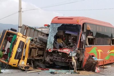 Nghệ An: Xe khách húc lật ngửa xe tải, 2 tài xế nguy kịch