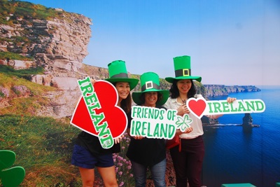 Tháp Bút tại Hà Nội được "nhuộm xanh" nhân ngày Ireland