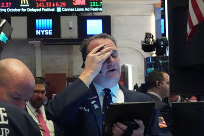 Làn sóng bán tháo tăng mạnh, Dow Jones rớt khỏi mốc 20.000 điểm
