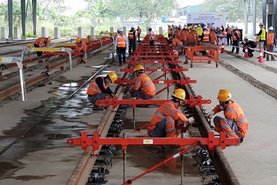 Lắp đặt ray tuyến đường sắt Nhổn - Ga Hà Nội