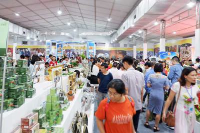 Nhộn nhịp mua sắm tại Hội chợ trưng bày sản phẩm OCOP