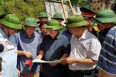 Phó Thủ tướng Trịnh Đình Dũng chỉ đạo khắc phục sự cố sạt lở tại Hòa Bình