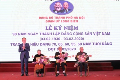 Lãnh đạo Thành phố trao Huy hiệu Đảng cho các đảng viên quận Long Biên