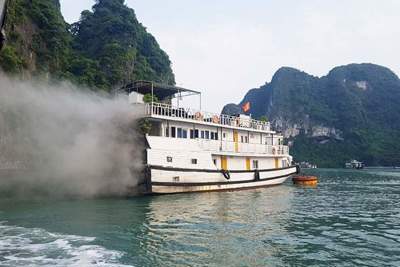 Tàu du lịch trên Vịnh Hạ Long bất ngờ bốc cháy