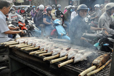 Người dân TP Hồ Chí Minh đổ xô đi mua cá lóc nướng cúng Thần Tài