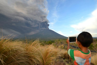 Indonesia nâng cảnh báo núi lửa lên mức cao nhất, đóng cửa sân bay