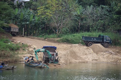 Quảng Ngãi: Khai thác cát trên sông Trà Khúc ngay trong mùa cấm