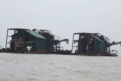 Hà Nội: 2 tàu hút cát trái phép trên sông Hồng trong đêm bị bắt quả tang