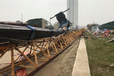 Hà Nội: Cần cẩu tháp đổ sập tại công trình xây dựng trên đường Nguyễn Xiển
