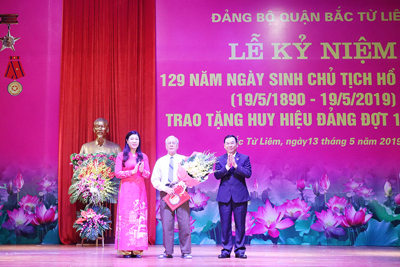 Quận Bắc Từ Liêm trao Huy hiệu Đảng cho 224 đảng viên
