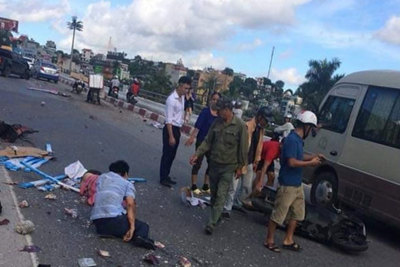 Xe khách đâm hàng loạt xe máy ở Hạ Long, nhiều người bị thương