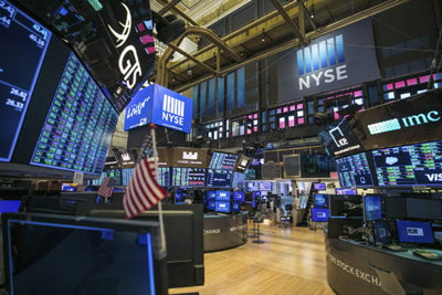 Nhà đầu tư hào hứng xuống tiền, Dow Jones vọt tăng hơn 1.300 điểm