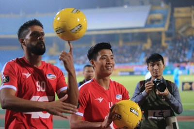 Chấn chỉnh việc tặng bóng cho người hâm mộ tại V-League 2019