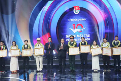 Thủ tướng trao giải thưởng cho 10 Gương mặt trẻ Việt Nam tiêu biểu năm 2017