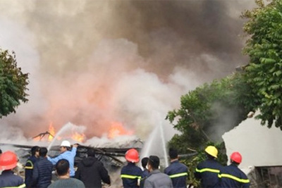 Cháy dữ dội tại Nhà máy bánh kẹo Tràng An ở Thanh Hóa