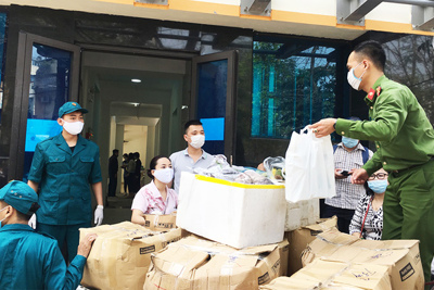 Quận Ba Đình: Tiếp tục cấp phát nhu yếu phẩm cho người dân đang cách ly