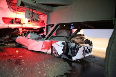 Sau tai nạn "dồn toa", tài xế may mắn thoát chết trong chiếc ô tô bẹp dúm