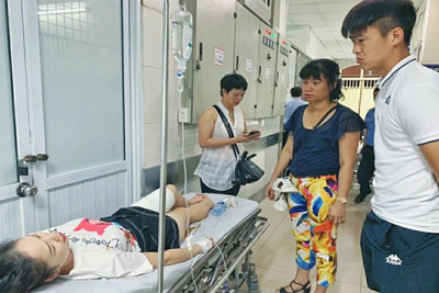 Trận Hà Nội FC và Nam Định: CĐV nữ nhập viện cấp cứu vì pháo sáng